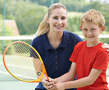 Junge mit Tennis-Trainer Schulausflüge und Exkursionen
