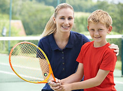 Garçon avec Tennis Coach