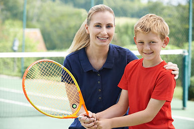 Junge mit Tennis-Trainer