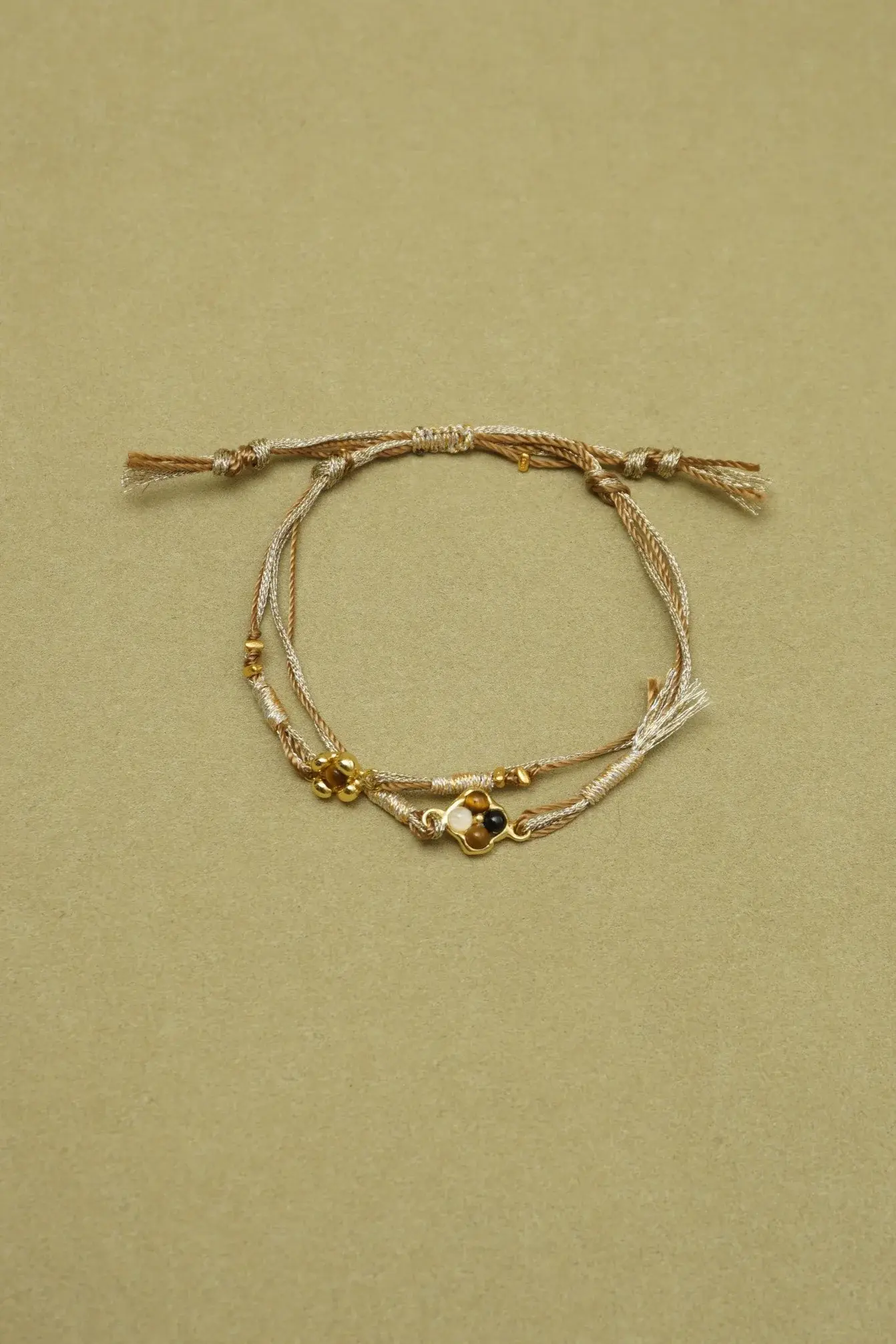 DOUBLE-LAYER TRICOLOR FLORAL BRAIDED BRACELET