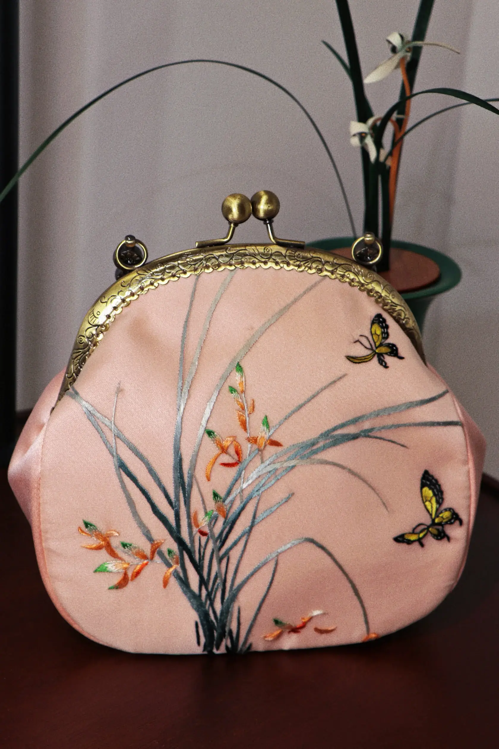 Blush Butterfly Silk Purse 粉羽蝶影手提包