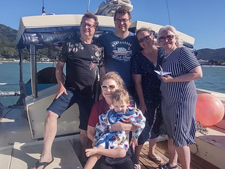 Que tal ter a experiência de dormir em um barco e velejar em algo mar?