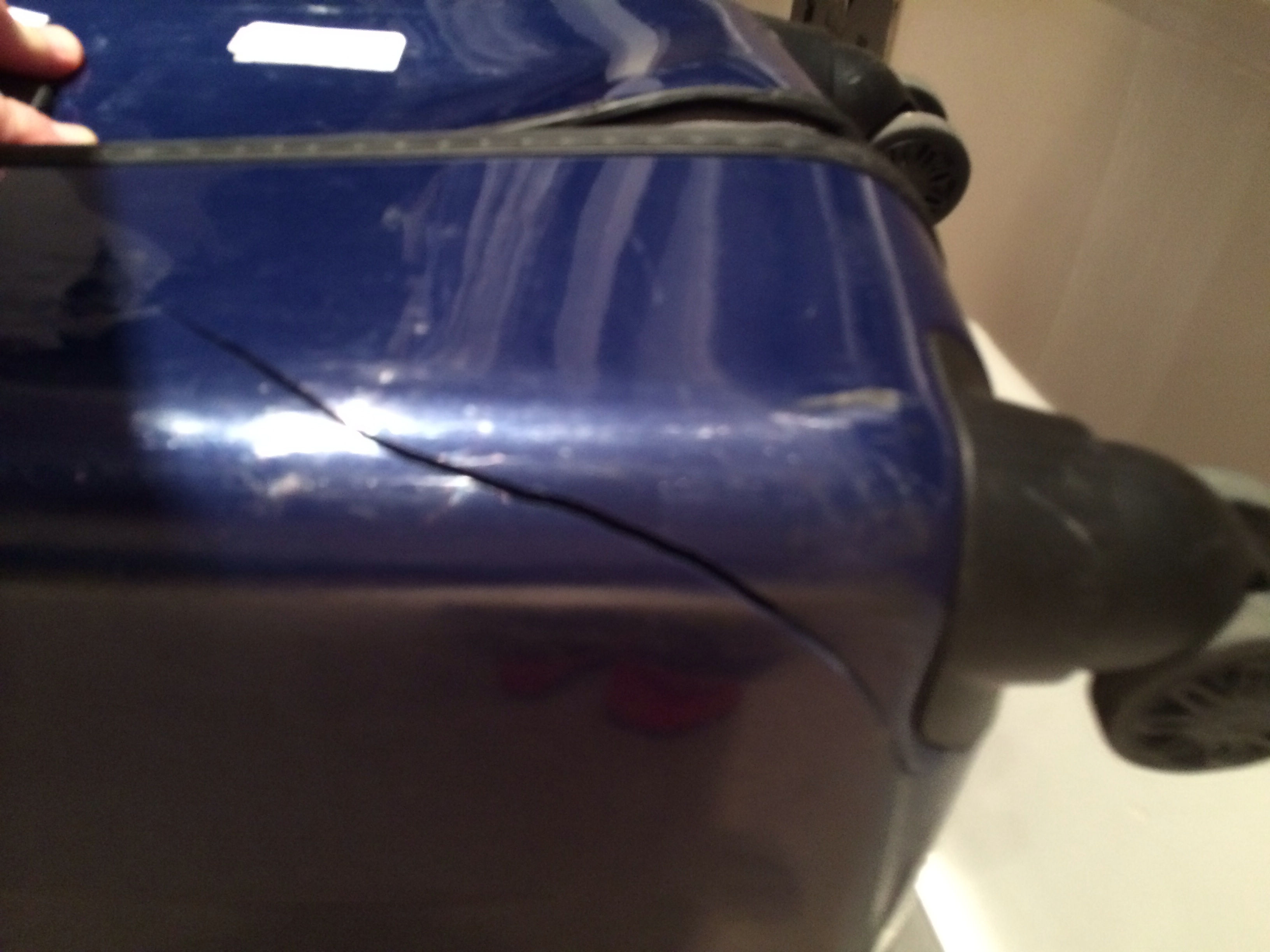 תיקון שבר/סדק  למזוודה קשיחה