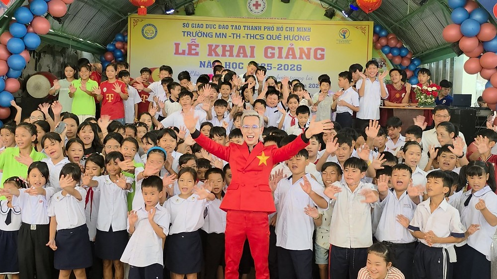 Mr. Trinh Cong Tuan, "Ben Eagle," Chairman of the Ben Eagle Foundation, along with members of the Foundation, attended and shared the joy with the children.