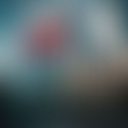 Nowoczesnym szklany budynek z flagą Polski na maszcie