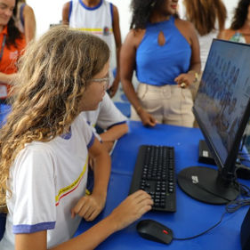 Porto do Açu entrega 15 computadores ao Cmea 1 em Mato Escuro