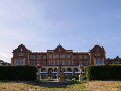 A stunning Asian wedding at Easthampstead Park, blending vibrant traditions with elegant English countryside charm. Captured by Win.Co Photography, this celebration featured colourful outfits, heartfelt rituals, and romantic portraits around the grand Berkshire estate.