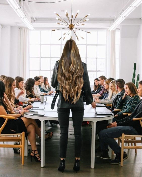 Descubre cómo establecer metas personales y profesionales, empoderarte como mujer y alcanzar tus sueños con estos consejos prácticos.