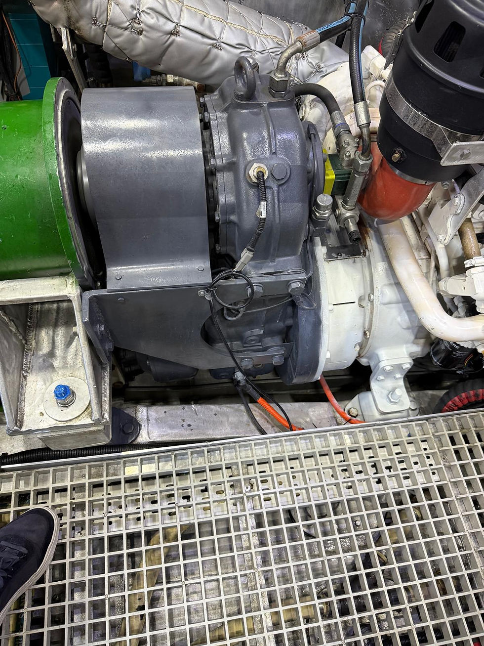 Explorer yacht hybrid drive chain