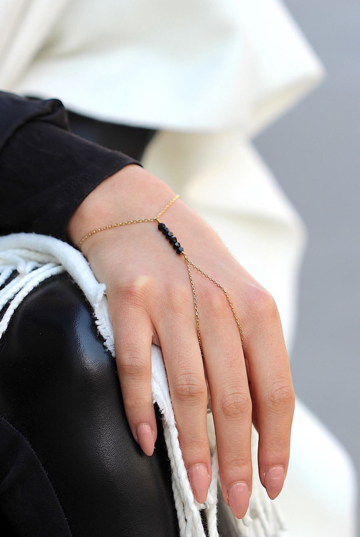 {BlackPearl} Handchain •M•