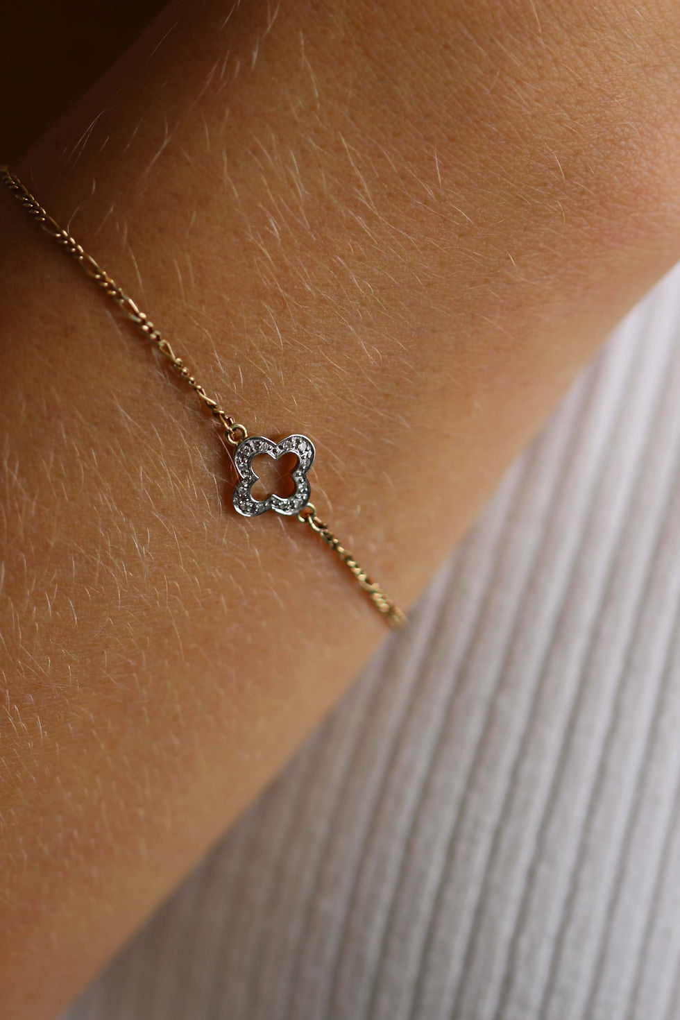 Thumbnail: Diamond Trefle Clover Flower Alhambra Gold Whitegold bracelet fine jewelry woman gift van cleef