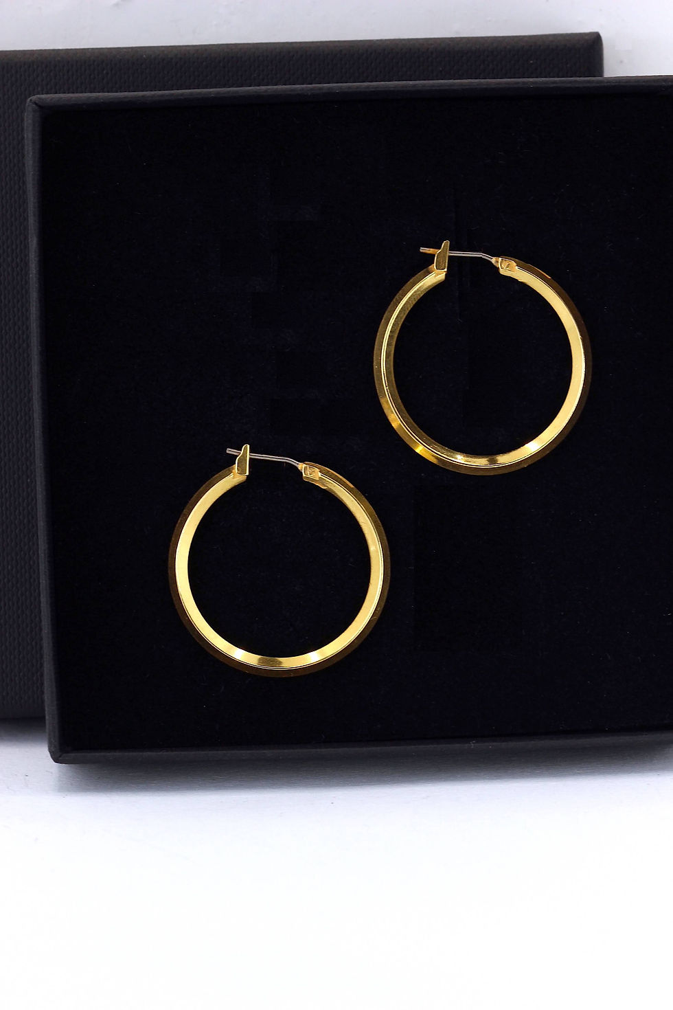 Thumbnail: high quality gold jewelry classic hoop earrings texture shiny sleek