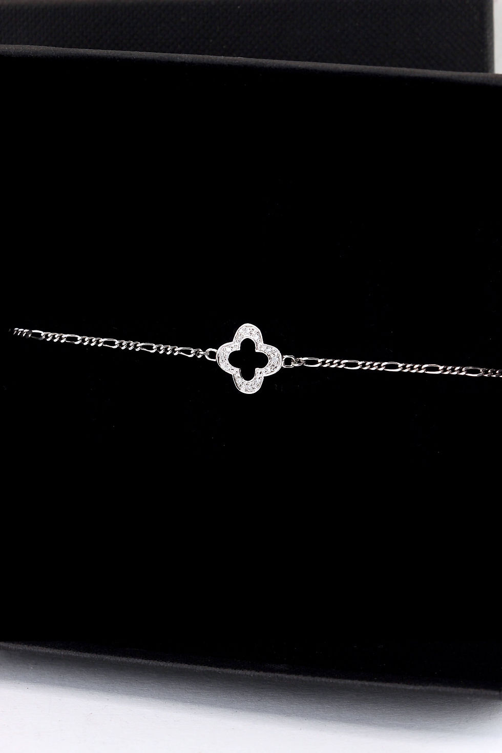 Thumbnail: Diamond Trefle Clover Flower Alhambra Gold Whitegold bracelet fine jewelry woman gift van cleef