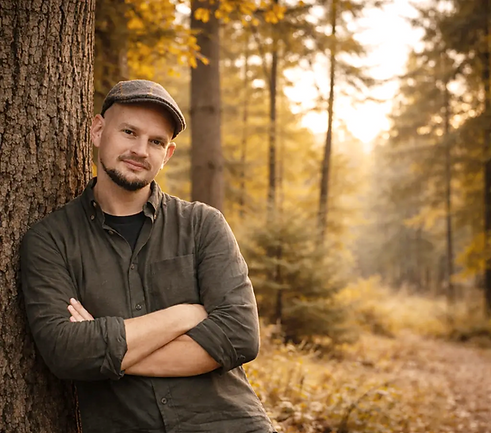 Florian Schnell Porträt im Wald