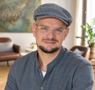 Florian Schnell, Hypnosetherapeut, in seiner Praxis in Berlin