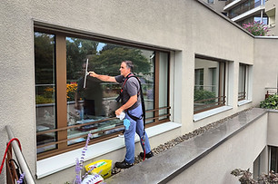 Professionelle Fensterreinigung für klare Glasflächen – Gebäudereinigung Zürich ADEKA Facility