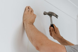 Mitarbeiter unterstützt bei Einzugsarbeiten, trägt Möbel und richtet eine neue Wohnung ein