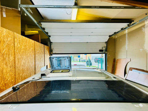 équipement van utilitaire fourgon panneau solaire, eau réservoir