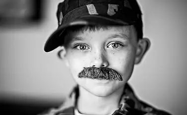 Niño con bigote.