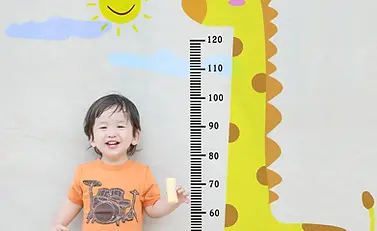 Niño en tallímetro.