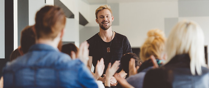 Homem liderando uma apresentação