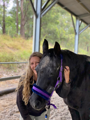 client hugging therapy horse