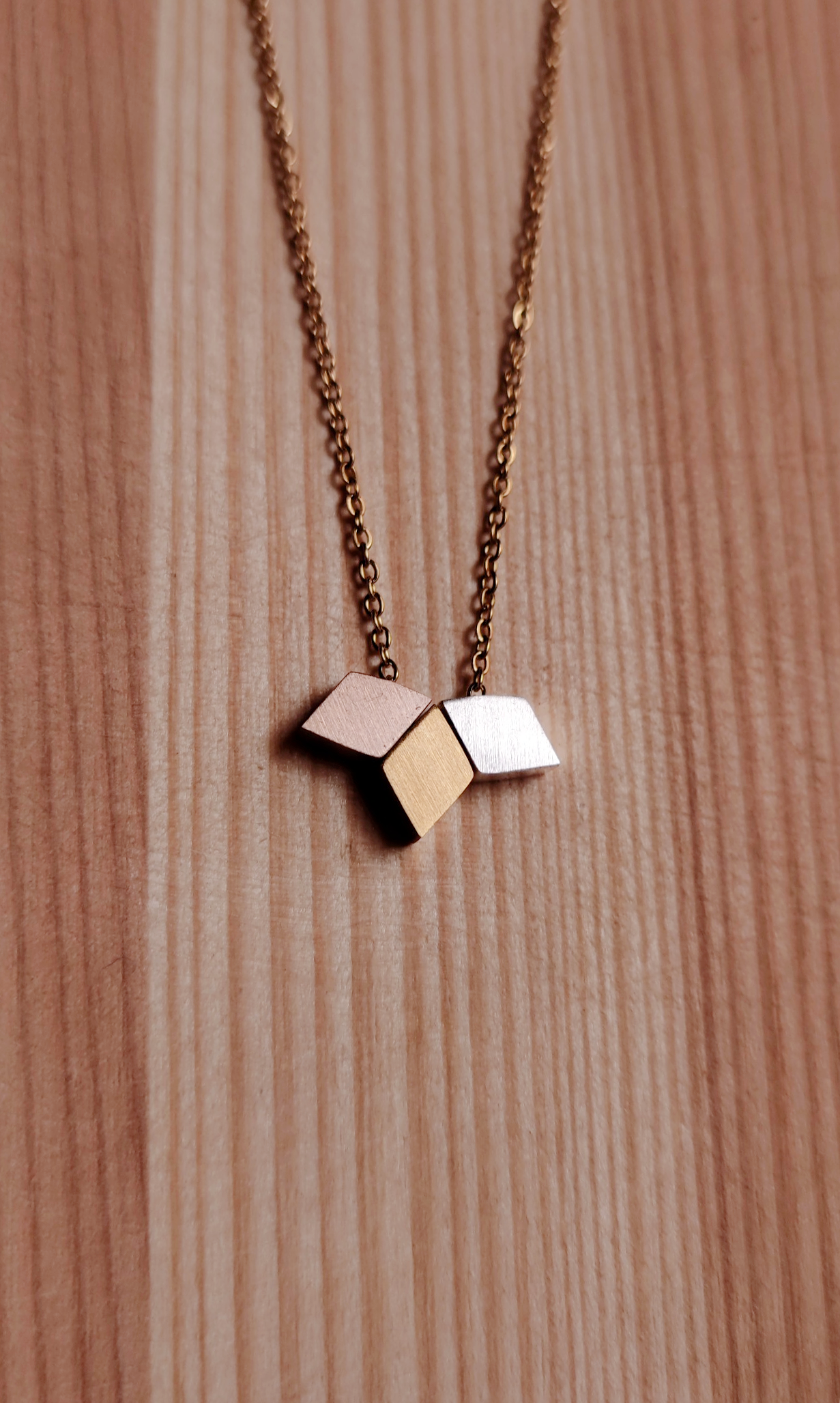 Halskette mit dreifarbigen Rauten