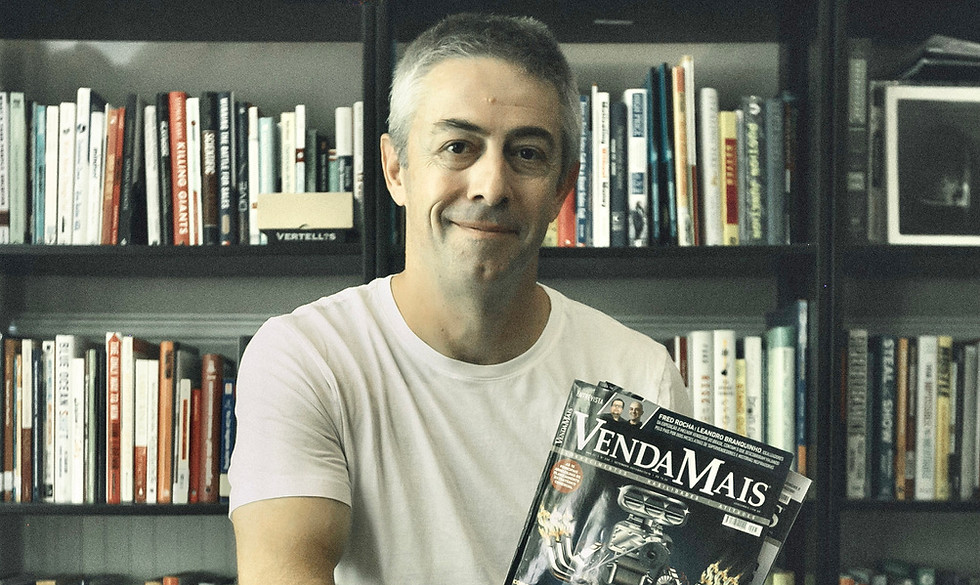 Raul Candeloro, especialista e palestrante de vendas, com a revista que fundou em 1994, a revista VendaMais, que passou a ser a única revista de vendas no Brasil e hoje a maior empresa de treinamento de vendas da America Latina.