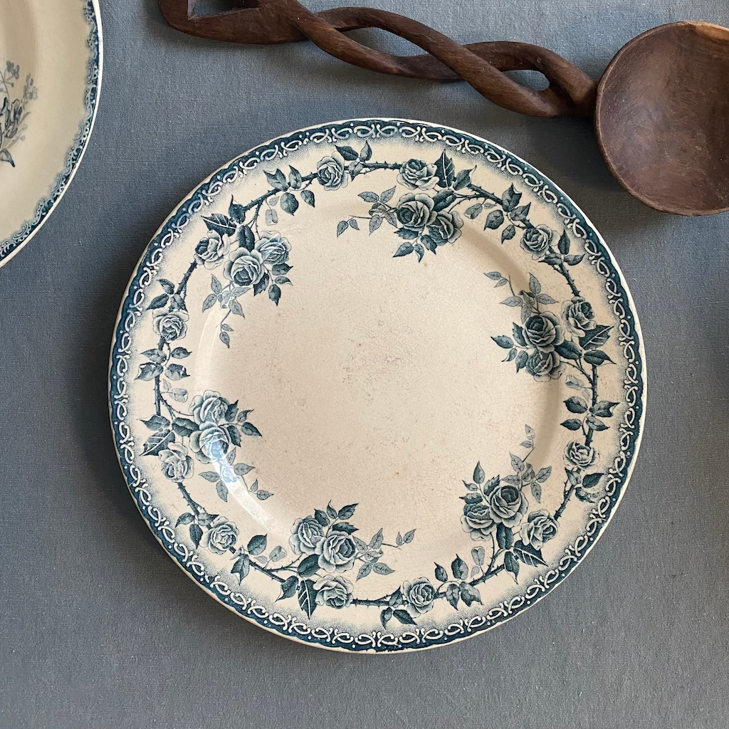 Assiette au décor de roses HB & Cie