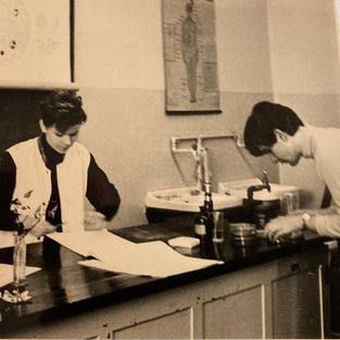 Angelika Gerth im Biologieunterricht