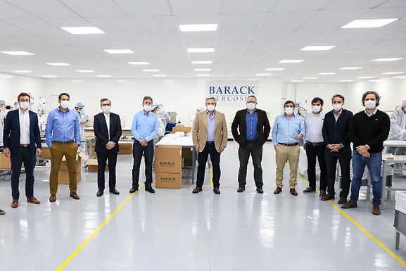 El Presidente recorrió una empresa que se reconvirtió para fabricar insumos contra el COVID-19