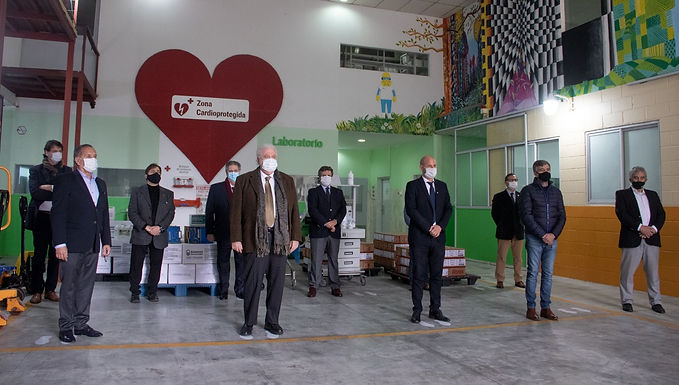 Adox donó más de 100 kits para adaptar respiradores y recibió la visita del Ministro de Salud.