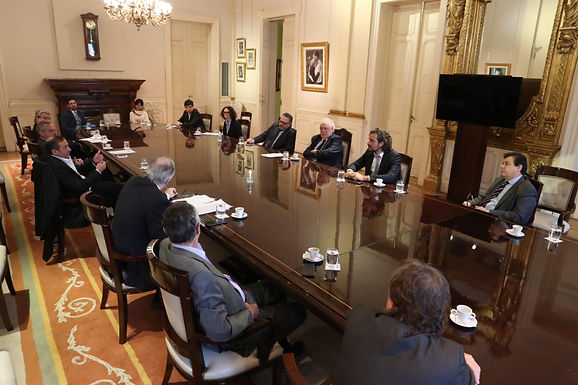 Cafiero encabezó la reunión para acordar una agenda común con las empresas de salud