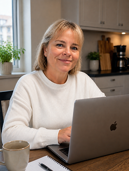 Nina jobber foran PC`n med Better Habits