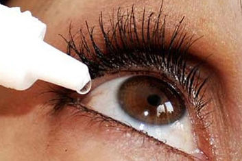 Tratamiento del ojo seco evaporativo con tecnologías avanzadas como IPL, suero autólogo y exosomas, que mejoran la lubricación y salud ocular. Descubre cómo estos métodos pueden aliviar la incomodidad ocular y restaurar la calidad de vida.