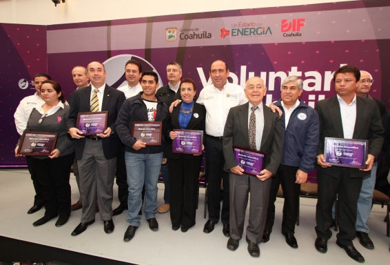 Entrega Gobernador Rubén Moreira Presea al Mérito Voluntario Coahuila 2014