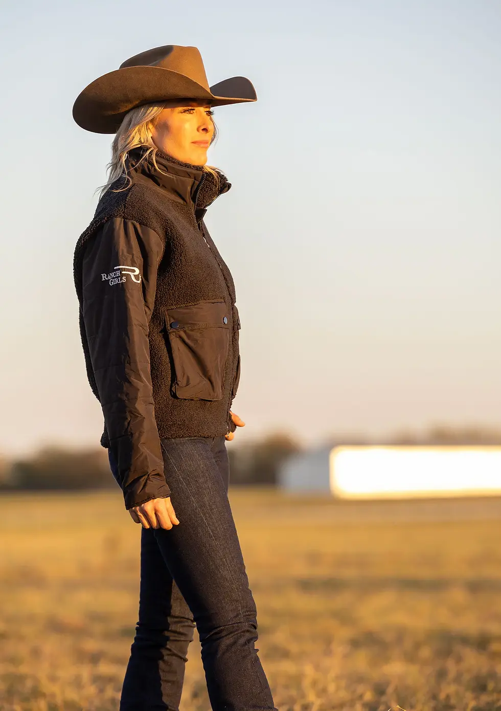 model-is-wearing-ranch-girls-outdoor-sherpa-jacket-betty-black