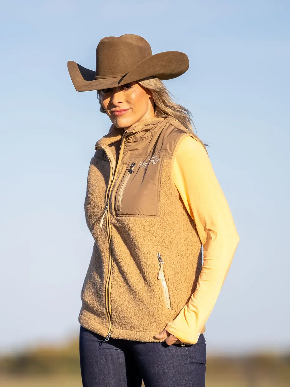 Model-trägt-womens-sherpa-weste-molly-in-gravel