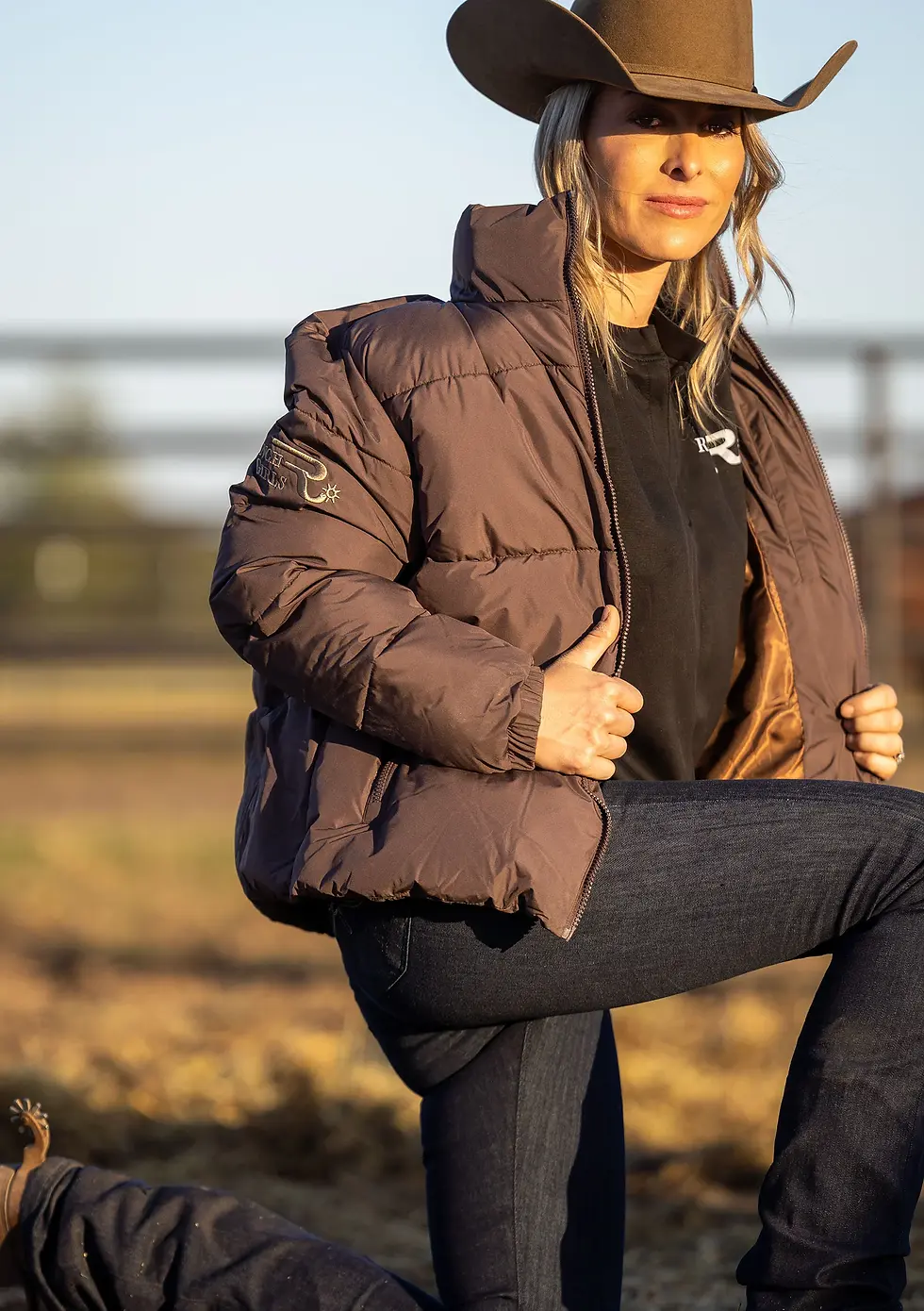 Model-trägt-winterjacke-hildi-in-brown