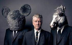 David Lynch was born in 1946 in the United States. Since he was a child, he showed an interest in art and the strange. He studied painting at the Pennsylvania Academy of Art, where he began experimenting with animated films. In 1971, he made his first feature film, Eraserhead, which became a cult classic of underground cinema. The film shows the anguish of a man who has to take care of a deformed baby in an oppressive and surreal environment.