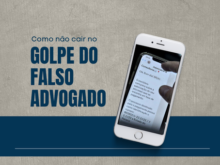 Pessoa desconfiada observando mensagem no celular com alerta de golpe jurídico.