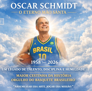 Ilustração em formato 16:9 com tema celestial homenageando Oscar Schmidt. No centro, o ex-jogador aparece sorrindo, vestindo a camisa azul da seleção brasileira de basquete com o número 10, segurando uma bola. Ao fundo, há nuvens claras e luz dourada irradiando atrás dele, criando um efeito de aura. No topo da imagem está o texto “OSCAR SCHMIDT” e logo abaixo “O ETERNO MÃO SANTA”. No centro, sobre o uniforme, aparecem os anos “1958 — 2026”. Na parte inferior, lê-se “UM LEGADO DE TALENTO, DISCIPLINA E HUMILDADE” e, abaixo, “MAIOR CESTINHA DA HISTÓRIA ORGULHO DO BASQUETE BRASILEIRO”. Na base da imagem está a frase: “ARREMESSAR ERA ARTE. JOGAR ERA MISSÃO.”