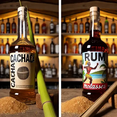 Comparação lado a lado de uma garrafa de cachaça com design rústico brasileiro e uma garrafa de rum com tema caribenho, ambas sobre uma mesa de madeira. Ao redor, cana-de-açúcar e melaço representam suas matérias-primas, com um bar aconchegante ao fundo