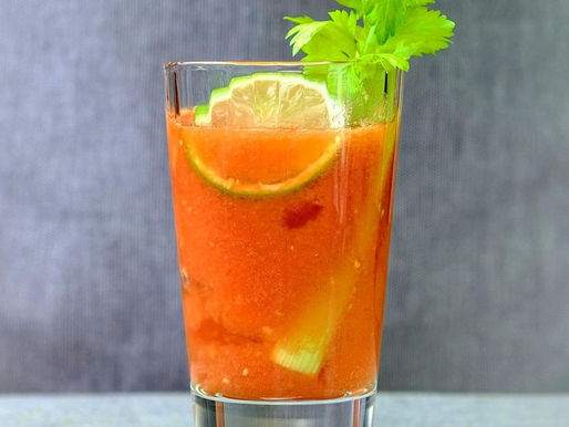 Descobrindo as Novas Tendências de Drinks para 2024/2025: Coquetéis Umami e Técnicas de Throwing e Mixing