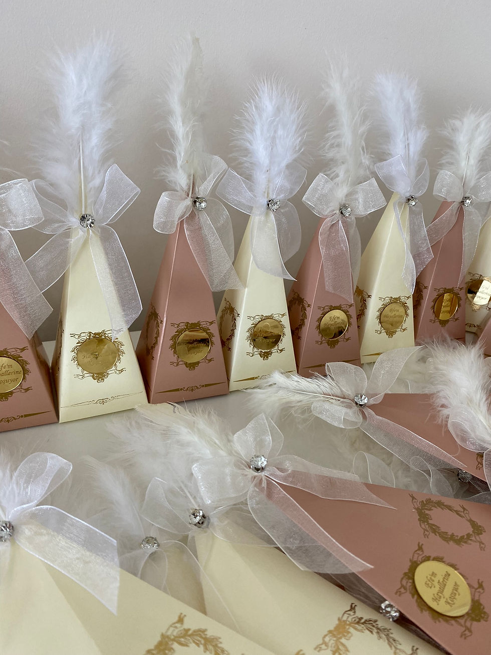 Küçük resim: Külah Krem-Pembe Renk Pleksi Etiketli