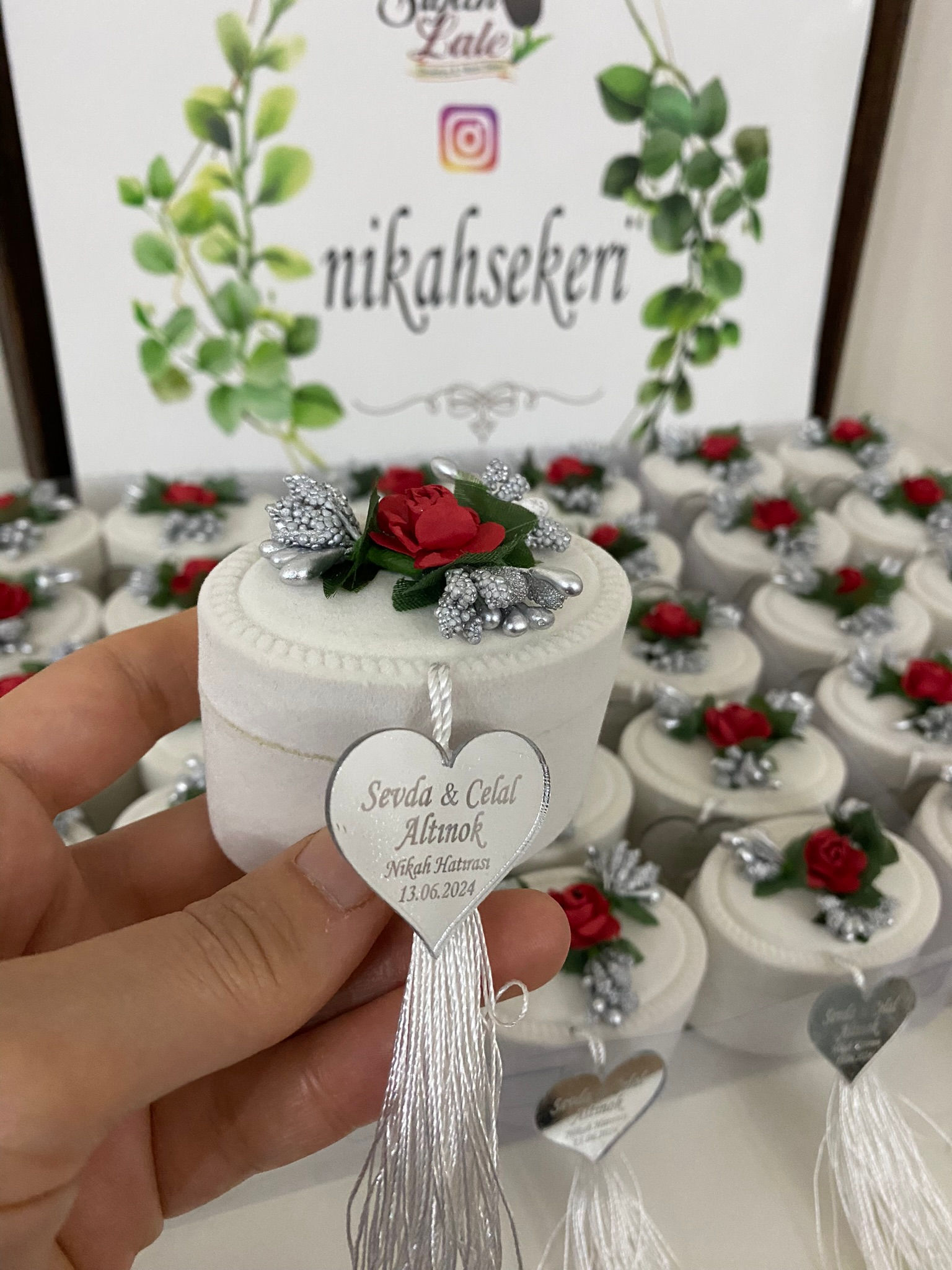 Kadife Flok Kutu | Kırmızı Gül Gri Çiçek Draje Şekerli Kalp Pleksi