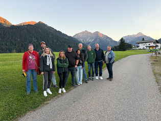 Team Söll Gerüstbau GmbH vor Bergpanorama im Kleinwalsertal bei Führungskräfteseminar
