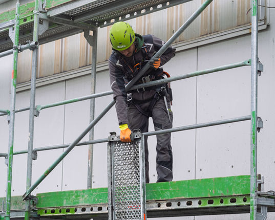 Söll Gerüstbau-Azubis auf Gerüst