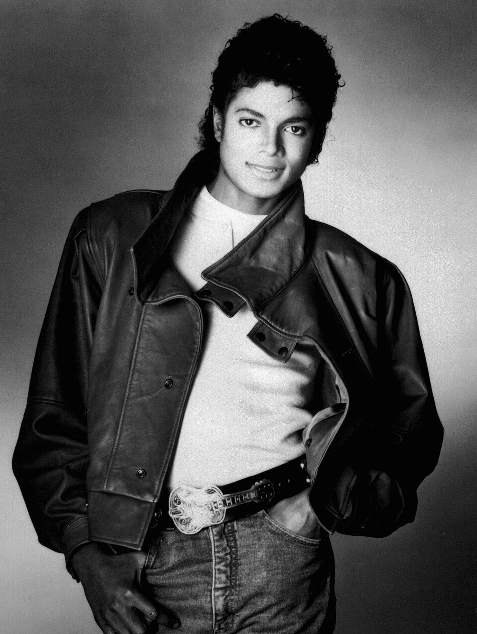 Michael_Jackson_1983_(3x4_cropped)_(contrast).jpg