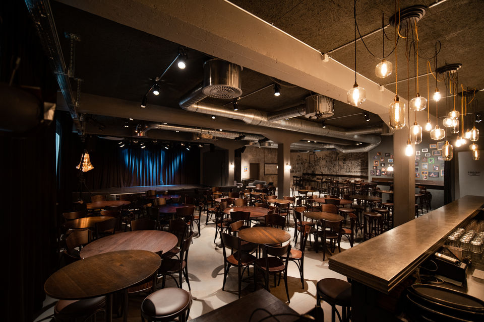 Konzertlokal mit Bühne, div. Sitzgelegenheiten und Bar.